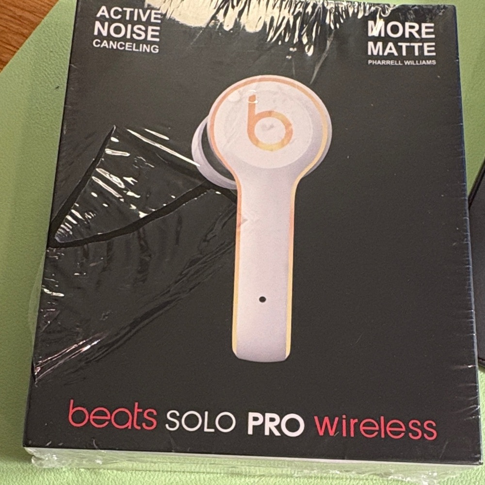 Beats by Dre Wireless Earphones with Charging Case